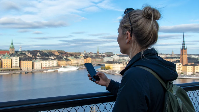Traveller using a smartphone while preparing for can tourists use 5g in sweden