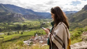 Traveller using a smartphone in Ecuador for activate esim ecuador