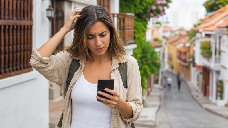 Traveller using a smartphone in Colombia for the right apn settings for your colombia esim