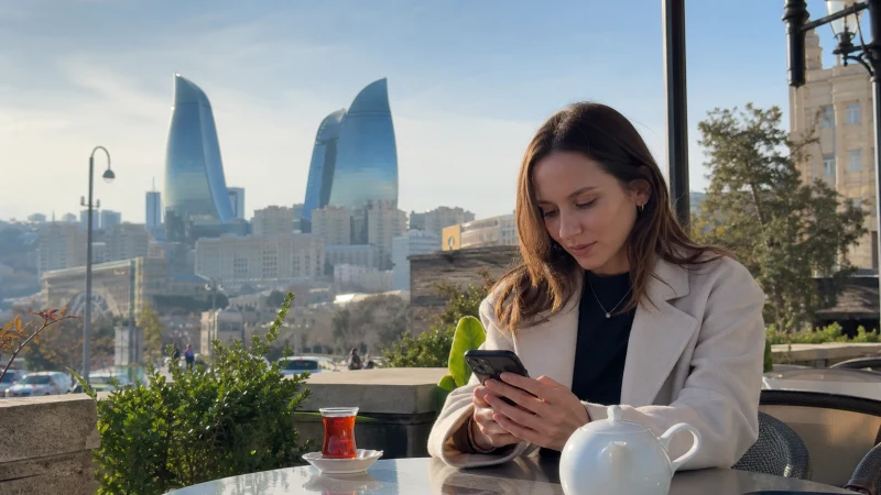 Digital nomad working online with Azerbaijan mobile data
