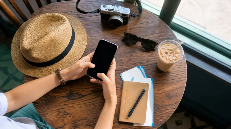 Traveller exploring mobile apps at a cafe in Nassau