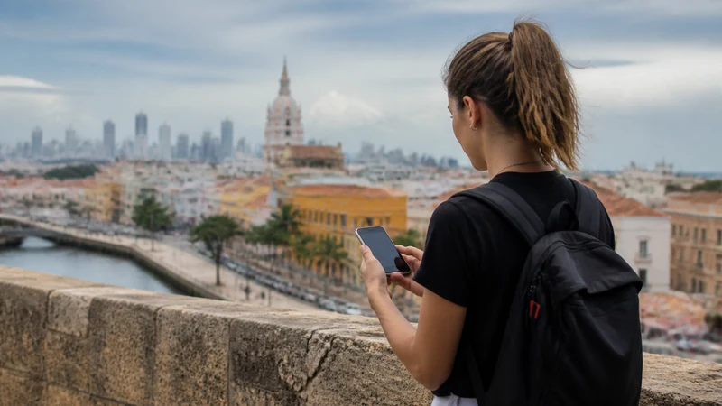 Traveller using a smartphone in Colombia for choosing a mobile network for your colombia itinerary