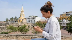 Traveller using a smartphone in Colombia for using a colombia esim without losing your main number