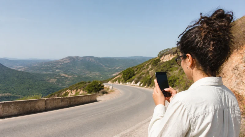Traveller using mobile internet between Constantine and Annaba