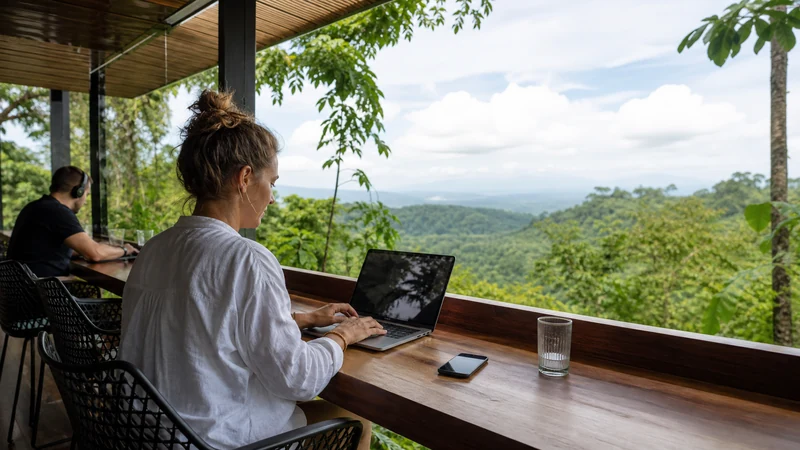 Traveller using a smartphone in Costa Rica for working remotely from costa rica: a realistic internet guide