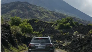 Traveller using a smartphone in El Salvador while researching mobile internet on el salvador’s volcano route