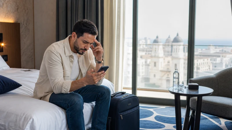 Traveller troubleshooting an eSIM connection in Algeria