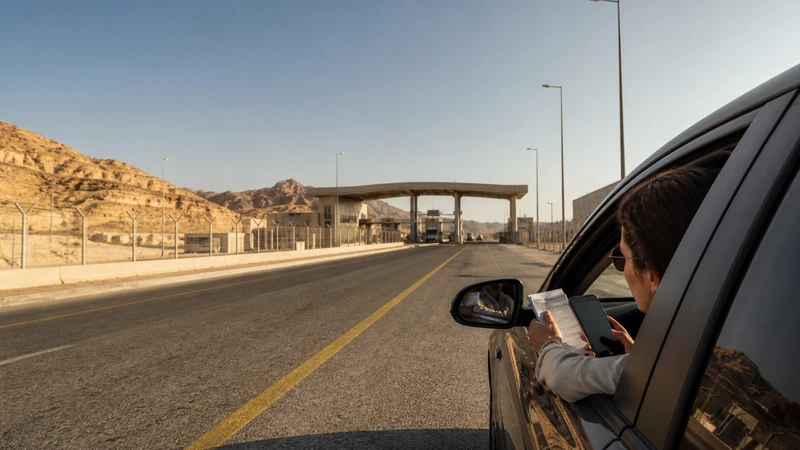 Traveller using a smartphone in Jordan for jordan–saudi arabia border mobile internet and esim guide