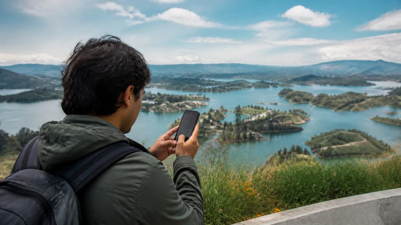 Traveller using a smartphone in Colombia for how to choose a colombian network manually