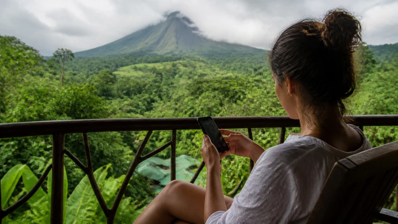 Traveller using a smartphone in Costa Rica for how to select a costa rican network manually