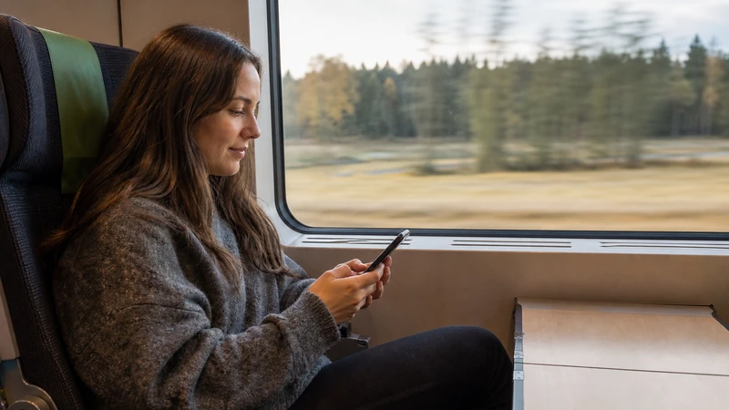 Traveller using a smartphone while preparing for mobile data in sweden: what travellers need to know