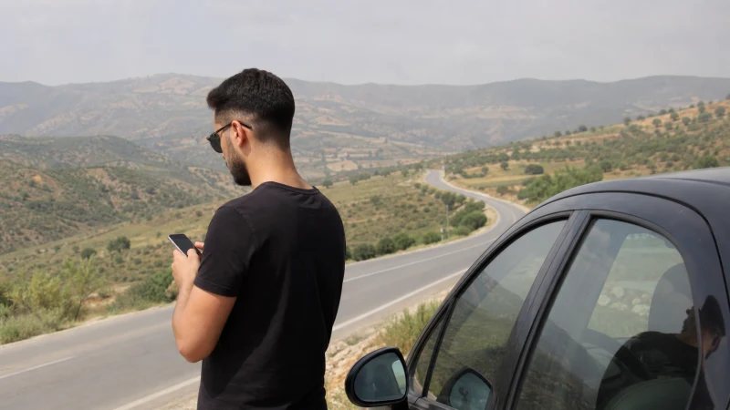 Traveller using mobile internet between Oran and Tlemcen