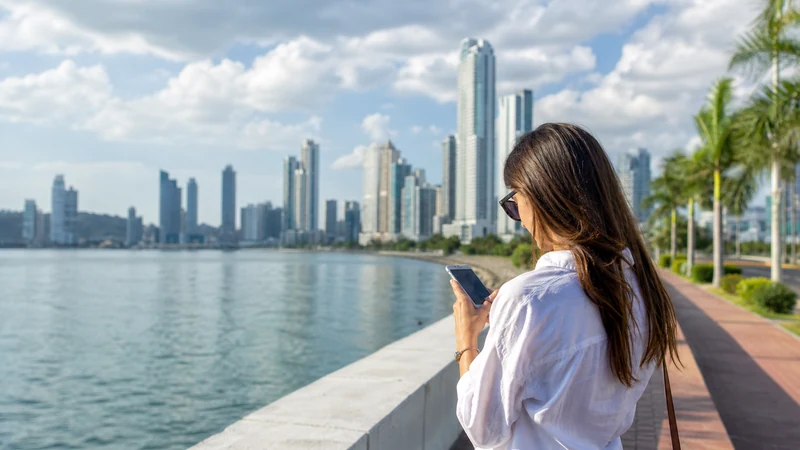 Traveller using a smartphone in Panama for panama esim android