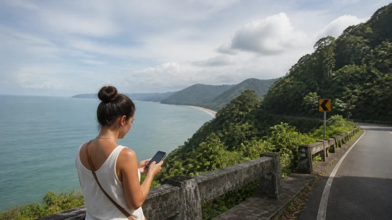 Traveller using a smartphone in Panama for panama offline maps road trip