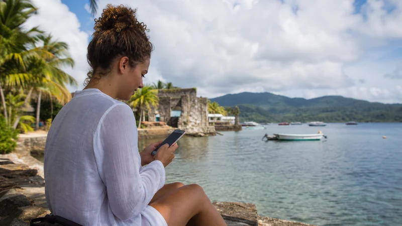 Traveller using a smartphone in Panama for portobelo mobile internet