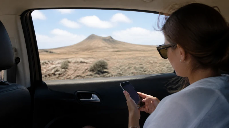 Traveller staying connected between Sal Airport and Santa Maria